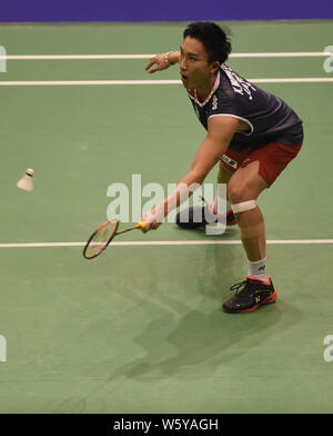 Kento Momota von Japan gibt einen Schuß zu Jonatan Christie Indonesiens in ihrem achten - Finale von singles Männer während der YONEX-SUNRISE Hongkong Stockfoto