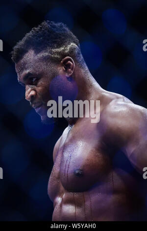 Francis Ngannou von Kamerun und Frankreich (blaue Handschuhe) reagiert gegen Curtis Blaydes von Amerika (rote Handschuhe) während der UFC Nacht in Cadillac Aren Kampf Stockfoto