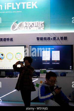 ---- Leute besuchen Sie den Stand von iFlytek, Chinas größtes Spracherkennung Unternehmen während der Expo in Peking, China, 27. Oktober 2018. Chinesische tech Stockfoto
