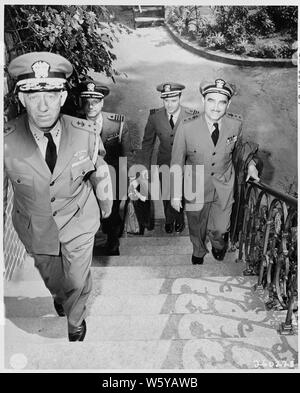 Das Personal Offiziere der Flotte Admiral Ernest J., US Navy, Schritte zu Ihrem Quartier in der Nähe der Kleinen Weißen Haus (Residenz von Präsident Harry S. Truman während der Potsdamer Konferenz) in Babelsburg, Deutschland aufzusteigen. Links vorne, Vice Admiral G. M. Cooke, Jr. Stabschef für Cominch; rechte vordere, hintere Admiral H. L. Neapel der militärischen Mission in Moskau; links hinten, Kapitän A. S. McDill, Aide-de-camp zu Cominch; und rechts hinten, Commander E. J. Gough, Medical Corps, US Naval Reserve. Stockfoto