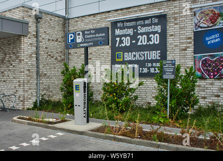 Wolfsburg, Deutschland, Juli 7., 2019: Ladestation für eine elektrische Tankstelle für emissionsfreie Elektroautos auf dem Parkplatz eines Supermarkts. Stockfoto