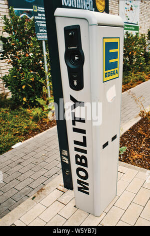 Wolfsburg, Deutschland, Juli 7., 2019: Ladestation für eine elektrische Tankstelle für emissionsfreie Elektroautos auf dem Parkplatz eines Supermarkts. Stockfoto