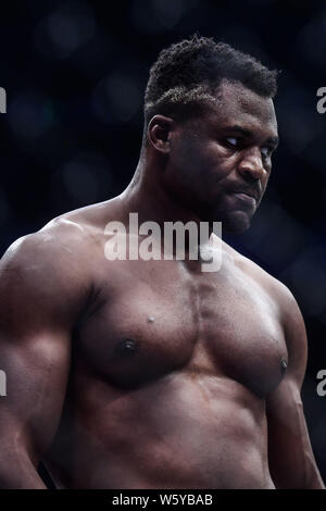 Francis Ngannou von Kamerun und Frankreich (blaue Handschuhe) reagiert gegen Curtis Blaydes von Amerika (rote Handschuhe) während der UFC Nacht in Cadillac Aren Kampf Stockfoto