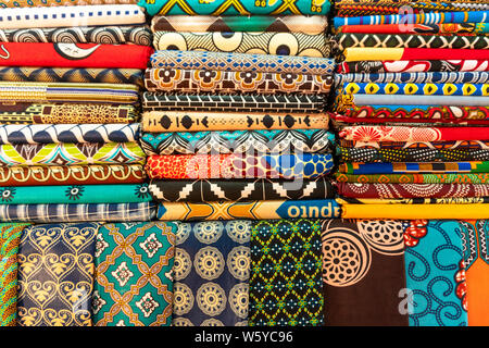 Viel bunten afrikanischen Stoffen auf dem lokalen Markt, Maputo, Mosambik Stockfoto