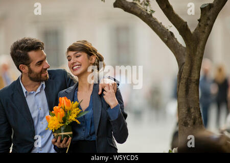 Young Business Paar gehen zusammen während Ihrer Mittagspause. Stockfoto