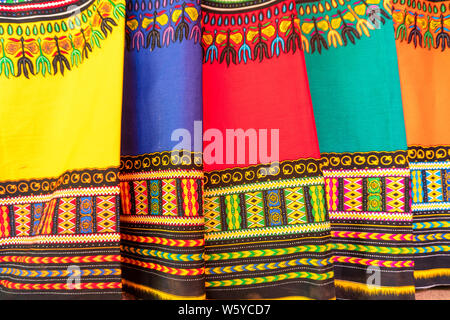 Viel bunten afrikanischen Stoffen auf dem lokalen Markt, Maputo, Mosambik Stockfoto