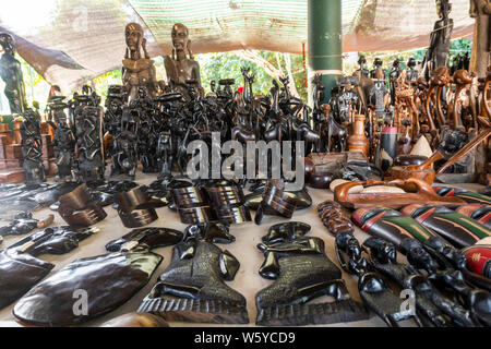 Afrikanische Holz Souvenir auf Open-air-Markt FEIMA in Maputo, Mosambik verkauft Stockfoto