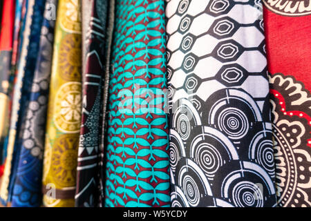 Viel bunten afrikanischen Stoffen auf dem lokalen Markt, Maputo, Mosambik Stockfoto