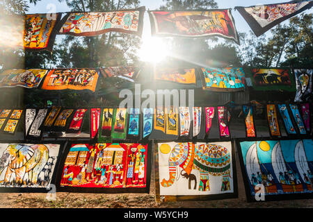 Traditionelle batic Gemälde auf Open air Markt genannt FEIMA in Maputo, Mosambik verkauft Stockfoto