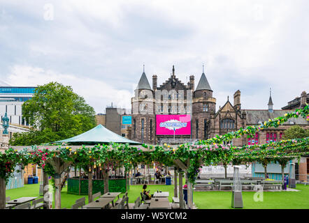 Vergoldete Ballon Teviot Vorbereitungen für Fringe Festival, bristo Square, Edinburgh, Schottland, Großbritannien Stockfoto