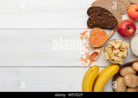 Glutenfreie Getreide, Brot, Obst und Gemüse auf Holz Stockfoto