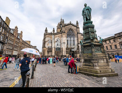 Royal Mile besetzt mit Touristen im St Giles Kathedrale mit 5. Herzog von buccleuch Statue, Edinburgh, Schottland, Großbritannien Stockfoto