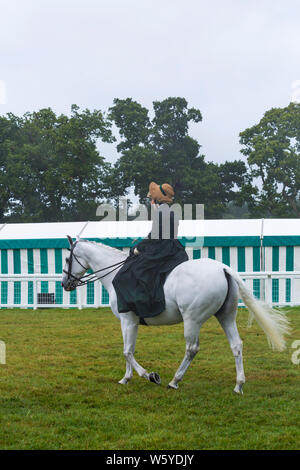 New Milton, Hampshire, UK. 30. Juli 2019. Menschenmassen strömen zu den ersten Tag des neuen Wald & Hampshire County Show auf einem nassen windigen matschig schlammigen Tag. Credit: Carolyn Jenkins/Alamy leben Nachrichten Stockfoto