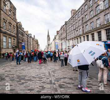 Royal Mile besetzt mit Touristen im Sommer, Edinburgh, Schottland, Großbritannien Stockfoto