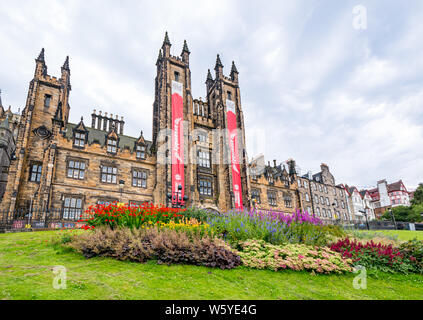 Montage auf dem Damm während Festival Fringe mit großen roten Banner, Edinburgh, Schottland, Großbritannien Stockfoto