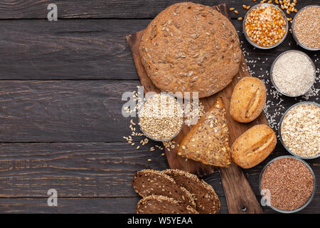 Vollkornbrot mit glutenfreien Getreide auf Holz Stockfoto