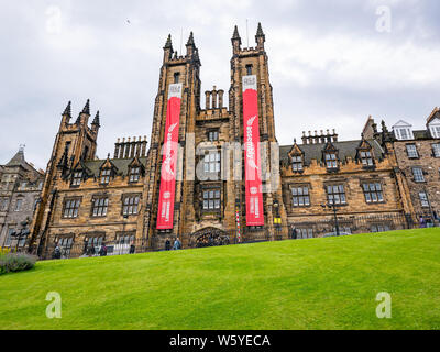 Montage auf dem Damm während Festival Fringe mit großen roten Banner, Edinburgh, Schottland, Großbritannien Stockfoto