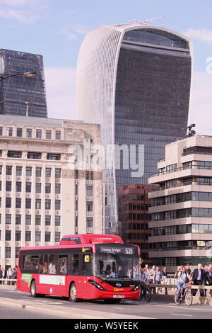 Londoner Pendler nach Hause auf die London Bridge mit Boris Santander TFL Radfahrer und Elektrische single Decker roten Bus BYD ADL Enviro 200 EV LJ 66 CFM Stockfoto