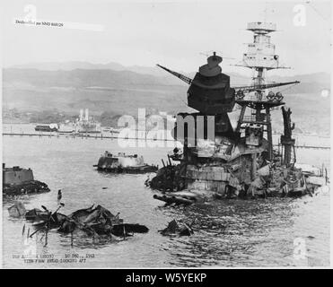 USS Arizona (BB 39) 10 Dez 1941; Blick von hinten nach vorn; Umfang und Inhalt: Dies ist eine Sammlung von Fotos von der Bergung in Pearl Harbor Naval Shipyard von der Werft in der Zeit nach dem japanischen Angriff auf Pearl Harbor die US-Beteiligung im zweiten Weltkrieg. Die Fotos werden in einer Reihe von Dateien in mehreren Werft Datensätze Serie gefunden. Stockfoto