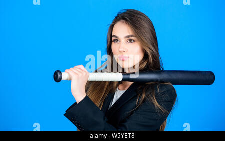 Business Strategie. Vertrauen und Stärke. Das Spiel. Bauen Karriere. Frau hübsches Mädchen tragen formalen Jacke und halten Sie Baseball Bat. Aggressiv. Business Lady Boss. Zeit erfordert entscheidende Maßnahmen. Stockfoto