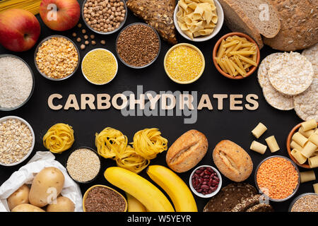 Ballaststoffreiche Kohlenhydrate und gesunde Ernährung mit Getreide und Text Stockfoto