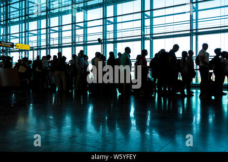 Alicante, Spanien - 11. Juni, 2019: Silhouette der Passagiere beim Abflug Terminal in der Internationale Flughafen Alicante Stockfoto