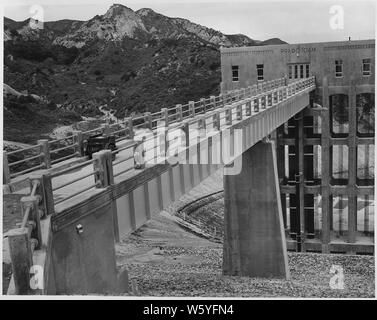 Vordere Ansicht von der Oberseite der Staumauer, die den Service Bridge- und -auslass Turm abgeschlossen. Lage: Prado Damm über den Santa Ana River. Mittel: Regelmäßige Mittel und Geld, Orange County beigetragen. Die Arbeit verfolgt unter Vertrag Nr. 509 - Ing. -749. Stockfoto