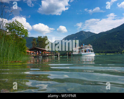 Weißensee: Weißensee, Ausflug Schiff an Jetty Ronacherfels in Kärnten, Kärnten, Österreich Stockfoto