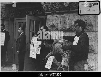 Vietnam Krieg Protesters. 1967. Wichita, Kans; Umfang und Inhalt: Demonstranten tragen Schilder und Saigon Puppet Demonstration vor der Wichita Stadt Gebäude. Stockfoto