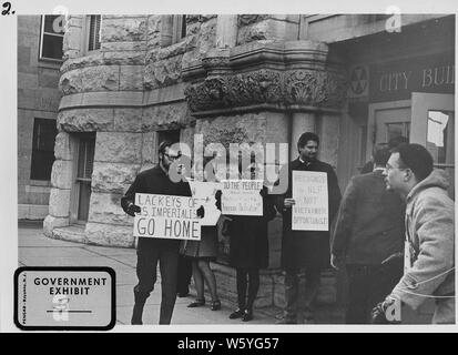 Vietnam Krieg Protesters. 1967 Wichita, Kans; Umfang und Inhalt: Demonstranten tragen Schilder und Saigon Puppet Demonstration vor der Wichita Stadt Gebäude. Stockfoto