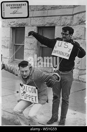 Vietnam Krieg Protesters. 1967. Wichita, Kans; Umfang und Inhalt: Demonstranten acrry Zeichen und Saigon Puppet Demonstration vor der Wichita Stadt Gebäude. Stockfoto