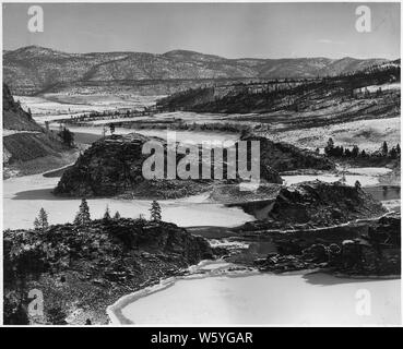 Ansicht der vorderen Suchen in "Hell Gate auf dem Columbia River, befindet sich etwa 22 Meilen oberhalb der Talsperre. Granit Hindernisse im Fluss Kanal angezeigt.; Umfang und Inhalt: Foto aus Band 2 einer Reihe von Fotoalben Dokumentation der Bau des Grand Coulee Dam und die damit verbundenen Arbeiten auf dem Columbia Basin Project. Stockfoto