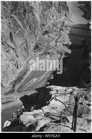 Anzeigen Suche in Black Canyon von RIM, der Arizona Wand zeigen, die in den frühen Phasen der oberen fangdamms Bau; Umfang und Inhalt: Foto aus Band 2 einer Reihe von Fotoalben dokumentiert den Bau des Hoover Dam, Boulder City, Nevada. Vollständige Bildunterschrift Foto liest: Blick Blick in Black Canyon von RIM, der Arizona Wand zeigen, die in den frühen Phasen der oberen fangdamms Bau. Temporärer fangdamm leitet den Fluss durch Arizona Seite des Kanals. Nevada Seite innerhalb temporärer fangdamm ist teilweise Unwatered und Dreck wird Stockfoto