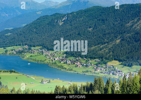 Weißensee: Weißensee, village Techendorf mit Kirche in Kärnten, Kärnten, Österreich Stockfoto