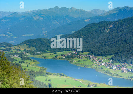 Weißensee: Weißensee, village Techendorf mit Kirche in Kärnten, Kärnten, Österreich Stockfoto