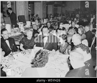Anzeigen der Tabelle am Abendessen zu Ehren Präsident Truman und Vice President Alben Barkley an die Mayflower Hotel in Washington, DC Julius Krug ist dritter von links; John Snyder ist fünfte von links. Stockfoto