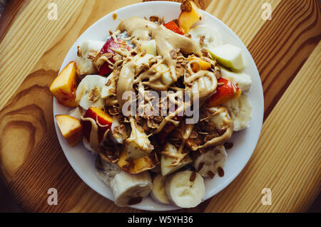 Haferflocken mit Obst und Erdnussbutter. Stockfoto