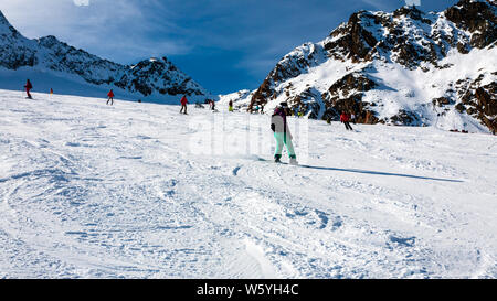 Stubaital, Österreich - November 1, 2011: Snowboarder und Skifahrer auf den Pisten der Stubaier Gletscher, Alpen, Skigebiet in Österreich. Stockfoto