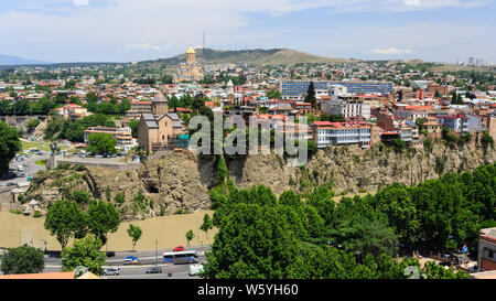 Tiflis, Georgien - 15. Juni 2016: Alte Tiflis, die Häuser der Avlabari Bezirk auf der felsigen Ufer der Kura. Stockfoto