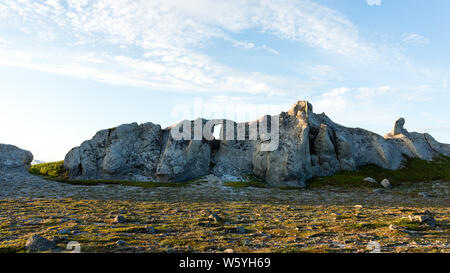 Ungewöhnliche verwitterten sonnenbeschienenen Felsen. Berglandschaft, Kamtschatka, Russland Stockfoto