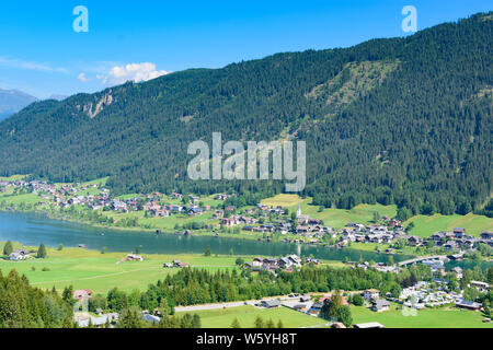 Weißensee: Weißensee, village Techendorf mit Kirche in Kärnten, Kärnten, Österreich Stockfoto