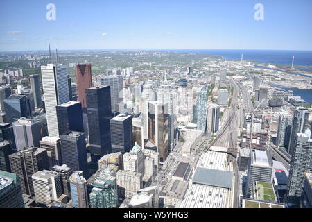 Einen atemberaubenden Blick auf Toronto von oben, zeigt die Umgebung unter einem klaren Sommertag. Stockfoto