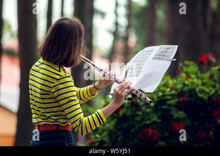 Frau Straßenmusiker spielt Songs im Freien. Street Art und Lifestyle Konzept Stockfoto