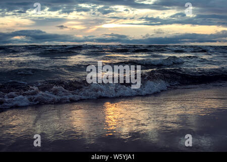 Meer und Himmel mit Wolken bei Sonnenuntergang. Strand am Abend Stockfoto