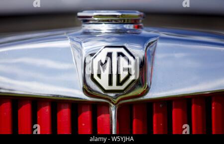 1939 MG TA Midget Motor Car Emblem auf Chrom Kühlergrill Stockfoto