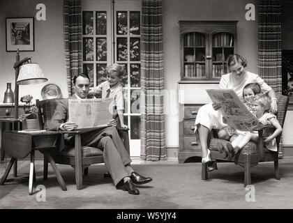 1930 s 5-köpfige Familie Vater Mutter Sohn zwei Töchter ZUSAMMEN IM WOHNZIMMER DAS LESEN VON ZEITUNGEN - Eine 1850 HAR 001 HARS MOM DRINNEN NOSTALGISCHE PAAR SUBURBAN STÄDTISCHE MÜTTER ALTE ZEIT NOSTALGIE BRUDER OLD FASHION SCHWESTER 1 JUGENDLICHE KINDER FAMILIEN FREUDE LIFESTYLE ZUFRIEDENHEIT FÜNF FEIER FRAUEN VERHEIRATET 5 SONNTAG BRÜDER EHEPARTNER EHEMÄNNER GESUNDHEIT LEBEN ZU HAUSE KOPIEREN RAUM VOLLER LÄNGE DAMEN TÖCHTER PERSONEN RUHIG MÄNNER ZEITUNG GELASSENHEIT GESCHWISTER SCHWESTERN VÄTER B&W PARTNER ERFOLG GLÜCK WELLNESS FREIZEIT STÄRKE WOHNZIMMER WAHL VATIS ERHOLUNG IN DER BEHÖRDE GESCHWISTER WOCHENENDE VERBINDUNG KONZEPTIONELLER Stockfoto