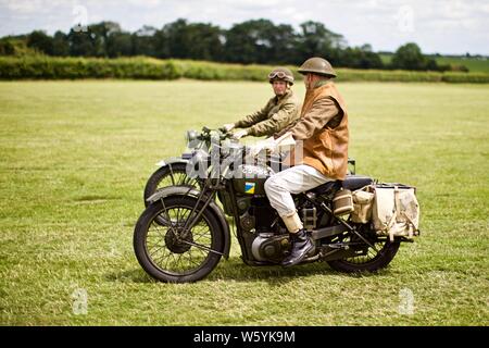 2 vintage BSA Motorräder, die im Fahrzeug Parade bei Shuttleworth am 7. Juli 2019 Stockfoto