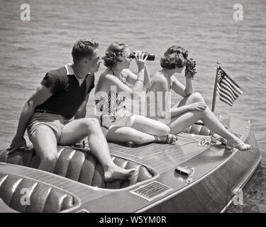 1930er Jahre Mann und zwei Frauen sitzen AUF DEM DECK DES RUNABOUT MOTOR SCHNELLBOOT BEOBACHTEN WASSER VERANSTALTUNG mit Fernglas 8MM FILM KAMERA-b 7983 HAR 001 HARS OLD FASHION SCHWESTER 1 KOMMUNIKATION MOTOR junger Erwachsener INFORMATIONEN FERIENHÄUSER FAMILIEN LIFESTYLE FEIER FRAUEN VERHEIRATETE BRÜDER VERANSTALTUNG LÄNDLICHEN EHEPARTNER EHEMÄNNER BOOTE GESUNDHEIT KOPIE RAUM FREUNDSCHAFT IN VOLLER LÄNGE DAMEN PERSONEN INSPIRATION MÄNNER GESCHWISTER SCHWESTERN TRANSPORT ZUSCHAUER B&W PARTNER ERFOLG ZEIT WEG GLÜCK ABENTEUER FREIZEIT REISE UND URLAUB AUFREGUNG WORLD WEALTH INNOVATION SCHNELLBOOT VERGNÜGEN AN FEIERTAGEN GESCHWISTER VERBINDUNG Stockfoto