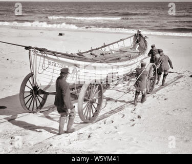 1910s 1920s UNITED STATES COAST GUARD MÄNNER BEWEGTEN LEBEN RETTEN OAR-DRIVEN SURF BOOT ÜBER STRAND SAND AUF RÄDERN BEFÖRDERUNG NJ USA - c 121 HAR 001 HARS BERUF SICHERHEIT TEAMARBEIT LIFESTYLE MEER GESCHWINDIGKEIT GESCHICHTE PASSAGIERE JOBS LÄNDLICHEN VEREINIGTEN STAATEN KOPIEREN RAUM VOLLER LÄNGE KÖRPERLICHE FITNESS PERSONEN, DIE VEREINIGTEN STAATEN VON AMERIKA MÄNNER RISIKO BERUF RÄDER VERTRAUEN TRANSPORT B&W STRAFVERFOLGUNG NORDAMERIKA NORDAMERIKA WEITWINKEL SKILL DISASTER BERUF FÄHIGKEITEN ABENTEUER SCHUTZ STÄRKE STRATEGIE MUT KARRIERE AUFREGUNG MÄCHTIG STOLZ AUF NJ BERUFE MATROSEN UNIFORMEN KONZEPTIONELLE 1790 1848 Stockfoto