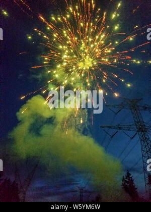 Nachbarschaft 4. Juli Feuerwerk in der Abenddämmerung im Westen des Bundesstaates Washington. Stromleitungen gesehen werden kann. Stockfoto